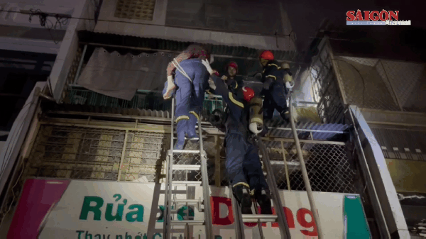 Cứu cụ bà 85 tuổi cùng cô gái mắc kẹt trong đám cháy tại quận 3