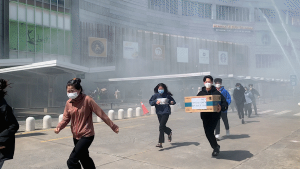 Hơn 2.300 người diễn tập chữa cháy ở trung tâm thương mại Aeon Mall Bình Tân   