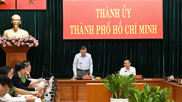 Minister of Public Security, General To Lam (L) and Secretary of the municipal Party Committee Nguyen Van Nen attend the working session.