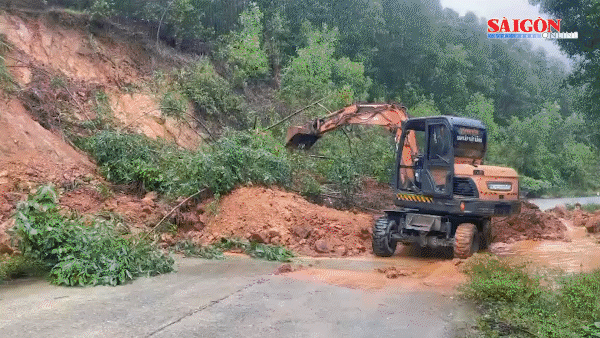 Tin nóng: Mưa lớn gây sạt lở ách tắc tuyến Tỉnh lộ 551; Cháy nhà cao tầng trong đêm ở Hà Nội