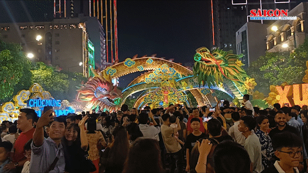 Tưng bừng khai mạc Đường hoa Nguyễn Huệ: Xuân yêu thương, Tết sum vầy