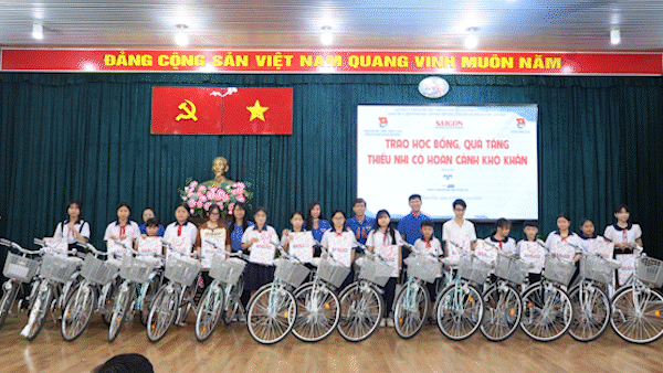 Trao quà học sinh khó khăn, thăm Mẹ Việt Nam Anh hùng ở huyện Củ Chi