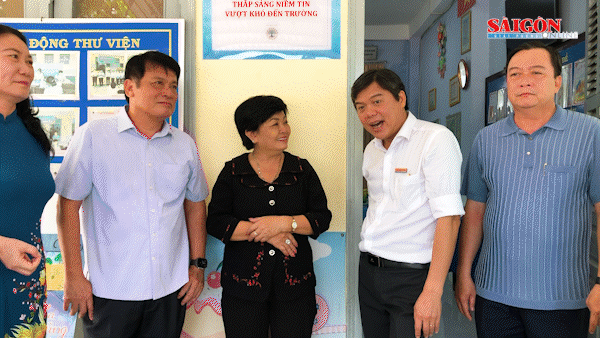 Chương trình “Thắp sáng niềm tin-Vượt khó đến trường” sẻ chia với quê hương Đồng Khởi