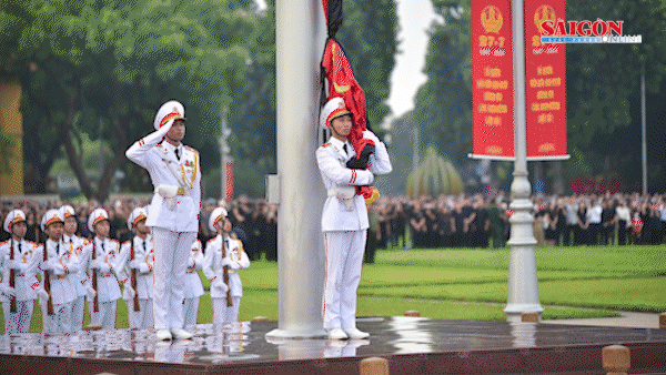 Trang trọng và xúc động cờ rủ ngày Quốc tang