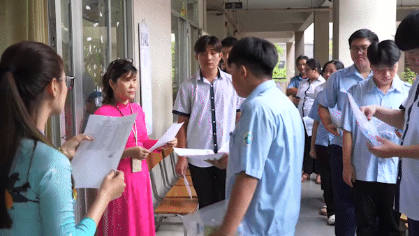 Bản tin trưa 26-6: Hơn 1,1 triệu thí sinh cả nước thi Ngữ văn; Áp thấp nhiệt đới trên Biển Đông gây mưa lớn 