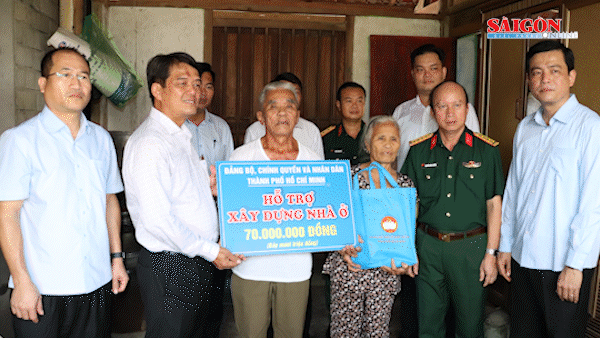 TPHCM trao 15 tỷ đồng hỗ trợ Hà Tĩnh, Quảng Trị khắc phục hậu quả bão số 10