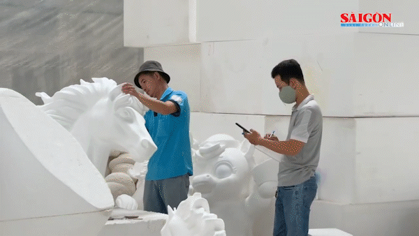 Nghệ nhân “chạy nước rút” hoàn thiện linh vật ngựa cho Đường hoa TPHCM 2026
