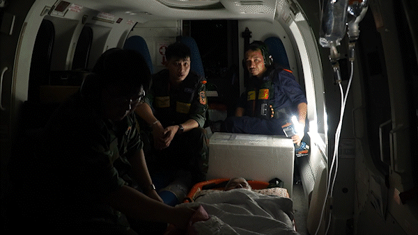 Trực thăng đưa bệnh nhân viêm ruột thừa từ đặc khu Trường Sa về đất liền trong đêm