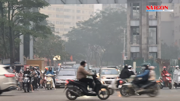 Hà Nội chìm trong sương mù, người dân đi làm phải bật đèn