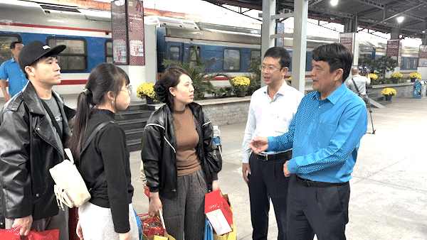  124 gia đình công nhân về quê trên “Chuyến tàu Công đoàn”