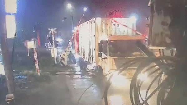 Công an thông tin ban đầu vụ tàu hỏa húc văng xe đầu kéo 2 người thương vong