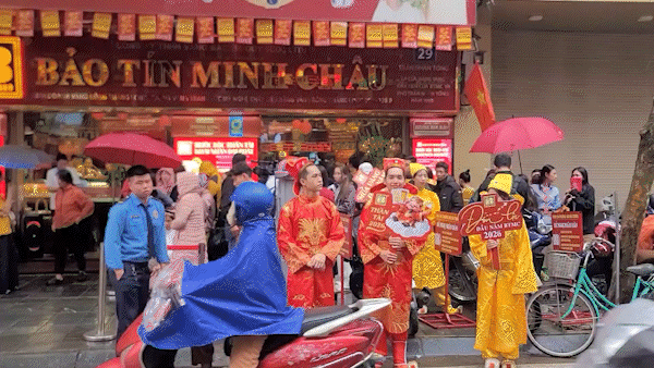 Trời mưa, nhiều người vẫn kiên nhẫn chờ mua vàng ngày vía Thần Tài