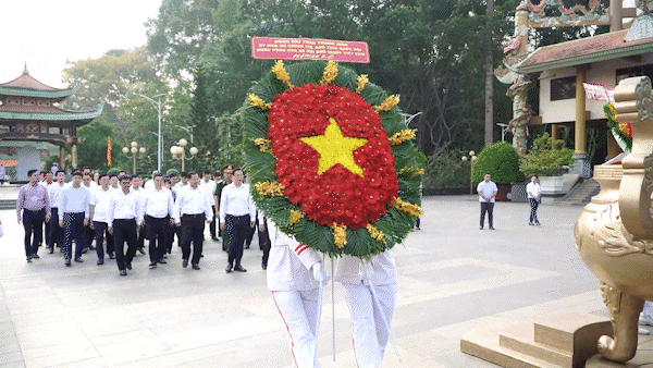 Đoàn lãnh đạo Đảng, Nhà nước và TPHCM dâng hoa, dâng hương tại Đền tưởng niệm liệt sĩ Bến Dược