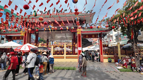 Rộn ràng lễ hội Nguyên Tiêu ở phường Thủ Dầu Một, TPHCM 