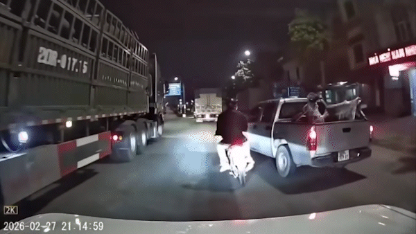 Tạm giữ hình sự tài xế xe bán tải tạt đầu xe máy