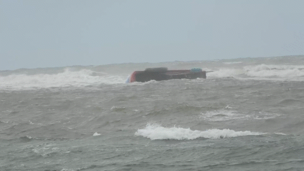 Chìm tàu cá ở cửa biển Nhật Lệ, 1 người tử vong