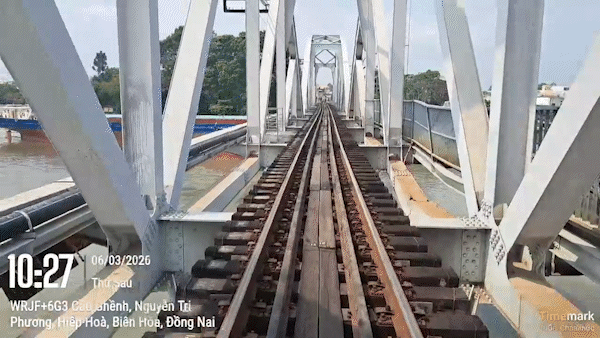 Ngành đường sắt ngừng chạy một số tàu khách do sự cố sà lan tông cầu Ghềnh