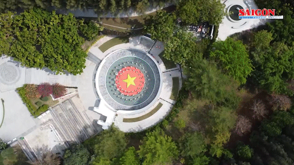 Dòng người dâng hương tại Khu tưởng niệm 64 chiến sĩ Gạc Ma