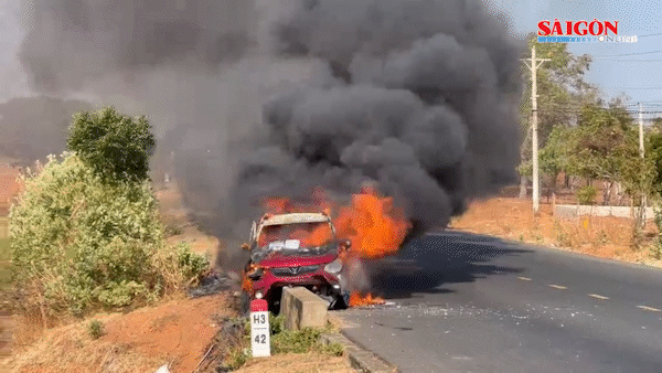 Ô tô bốc cháy dữ dội trên đường Mũi Né - Bàu Trắng