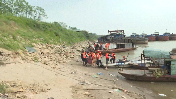 Vụ chìm tàu hút cát ở Phú Thọ: ít nhất 1 người tử vong