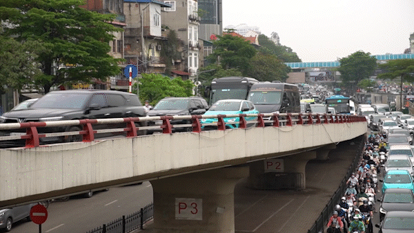 Hà Nội ùn tắc giao thông khi cầu Long Biên tạm ngừng lưu thông 