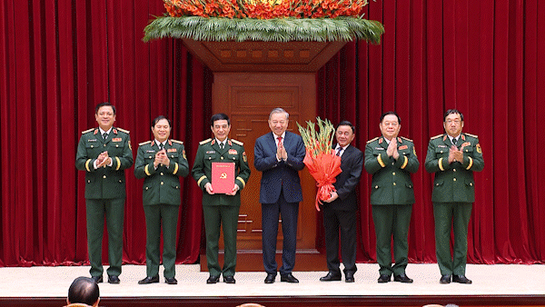 Công bố các Quyết định của Bộ Chính trị về công tác cán bộ