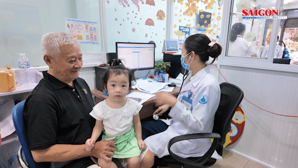 TPHCM: Đông đảo phụ huynh đưa trẻ đi khám tầm soát bệnh miễn phí