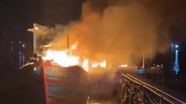 Cận cảnh tàu cá ở Huế bốc cháy dữ dội trong đêm 