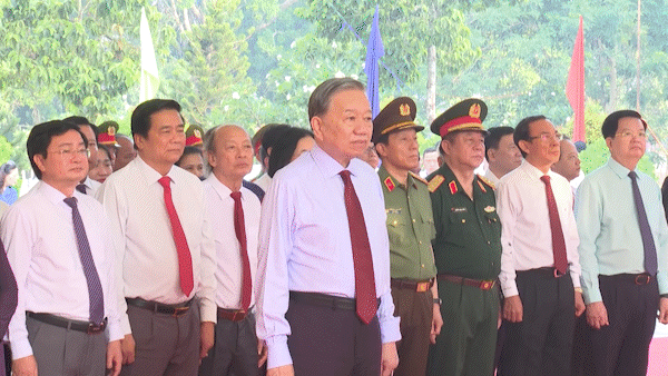 Tổng Bí thư, Chủ tịch nước dâng hương tại Nghĩa trang Liệt sĩ Tân Biên 