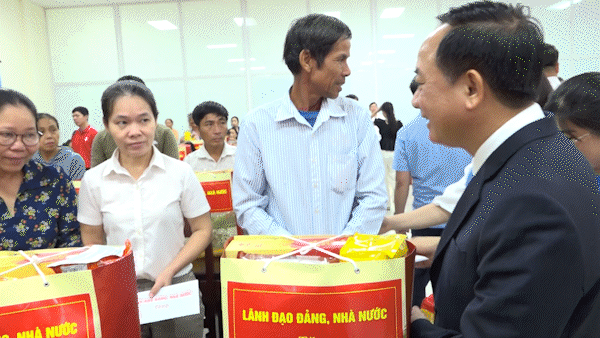 Trưởng Ban Tuyên giáo và Dân vận Trung ương thăm, tặng quà người dân tại TP Huế