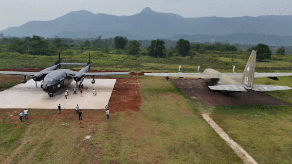 “Toa xe bay” C-119 tạo điểm nhấn hút khách tham quan sân bay Tà Cơn