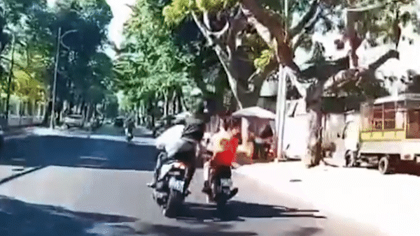 Truy tìm đối tượng tấn công khiến người đàn ông ngã xuống đường khi đang chạy xe máy