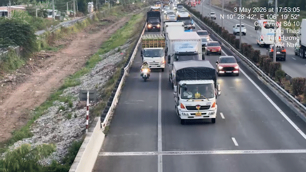 Ngày cuối kỳ nghỉ lễ, người dân đổ về TPHCM, nhiều tuyến đường cửa ngõ ùn tắc
