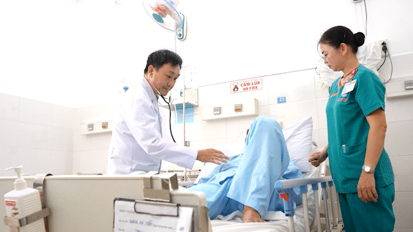 Phẫu thuật khẩn cấp cứu shipper bị vết thương tim sâu 6cm