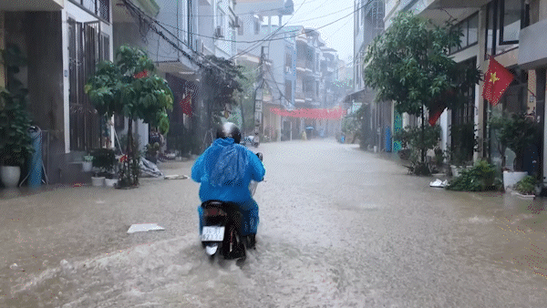 Mưa lớn và dông lốc làm một người bị thương, nhiều nhà cửa bị thiệt hại