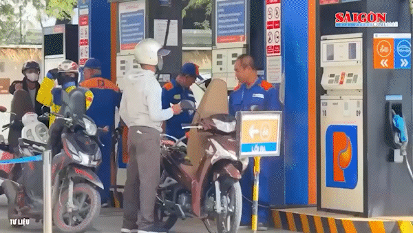 Nhiều tài xế xe công nghệ chủ động chọn xăng E10