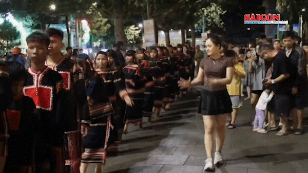 Người dân thưởng thức rượu cần, múa xoang tại đêm cồng chiêng cuối tuần 