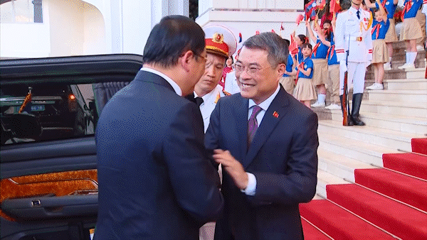 Thủ tướng Lê Minh Hưng chủ trì lễ đón Thủ tướng Lào Sonexay Siphandone