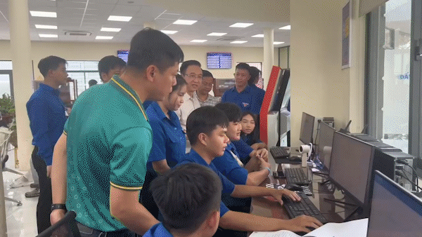 Lãnh đạo TPHCM thăm thanh niên tình nguyện “Mùa hè số”