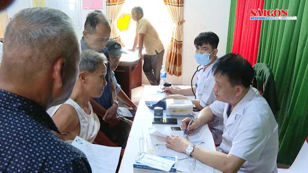 Khám, cấp thuốc miễn phí cho người dân khu vực biên giới Việt Nam - Lào