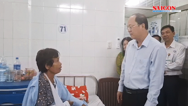 Bí thư Tỉnh ủy Cà Mau thăm người dân bị thương do dông lốc