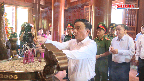 Thường trực Ban Bí thư dâng hương tưởng niệm Chủ tịch Hồ Chí Minh và tri ân các anh hùng liệt sĩ tại Nghệ An, Hà Tĩnh