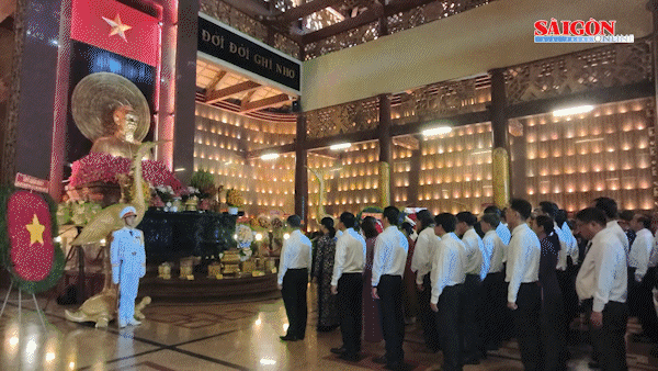 Lãnh đạo TPHCM dâng hoa, dâng hương các Anh hùng liệt sĩ