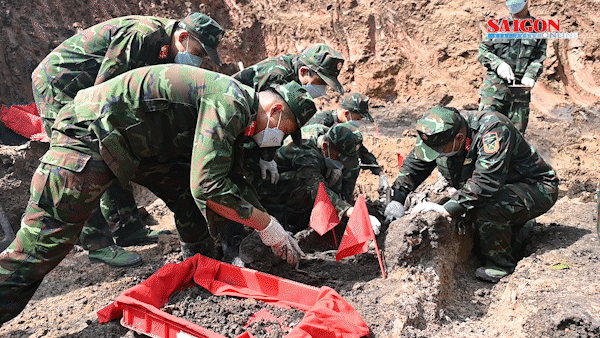 Phát hiện thêm 17 bộ hài cốt liệt sĩ và nhiều di vật có giá trị tại Công viên Lê Thị Riêng
