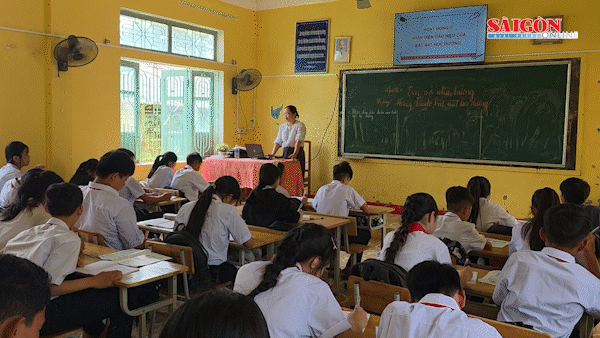 Quảng Trị: Học sinh vùng biên trở lại trường sau mưa lũ