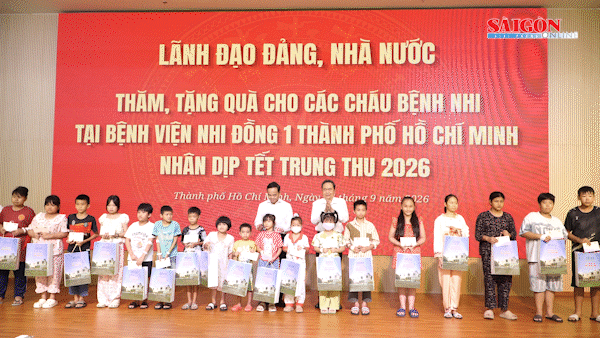 Chủ tịch Quốc hội Trần Thanh Mẫn thăm, tặng quà bệnh nhi tại Bệnh viện Nhi đồng 1