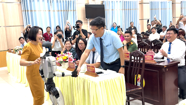 Phường Chánh Hưng ra mắt Robot AI phục vụ người dân
