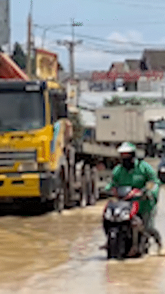 Đường ngập, nước tràn vào nhà sau cơn mưa sáng 30-9