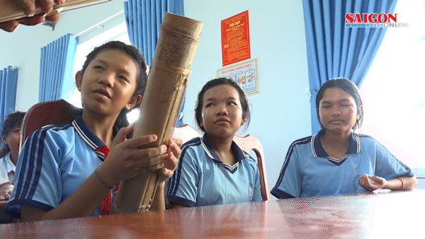 Đàn Chapi theo chân nghệ nhân vào trường học