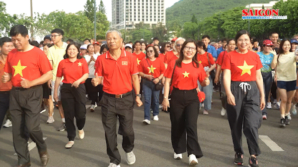 Hàng ngàn người tham gia đi bộ, chung tay vì cộng đồng